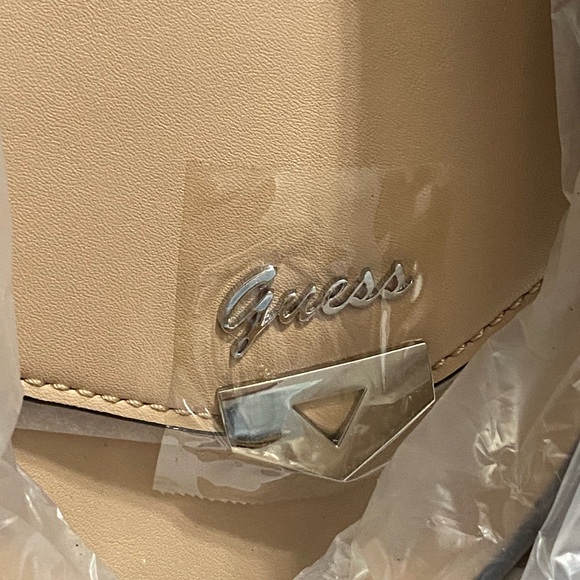 NWT Genuine Guess handbag with matching wallet and puff accessory - Picture 7 of 13